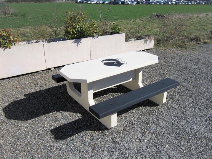 Table octogonale avec logo Corsica